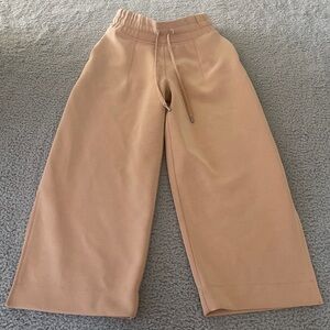 Lululemon Soft Ambitions High Rise Crop
Beech Wood size 2
